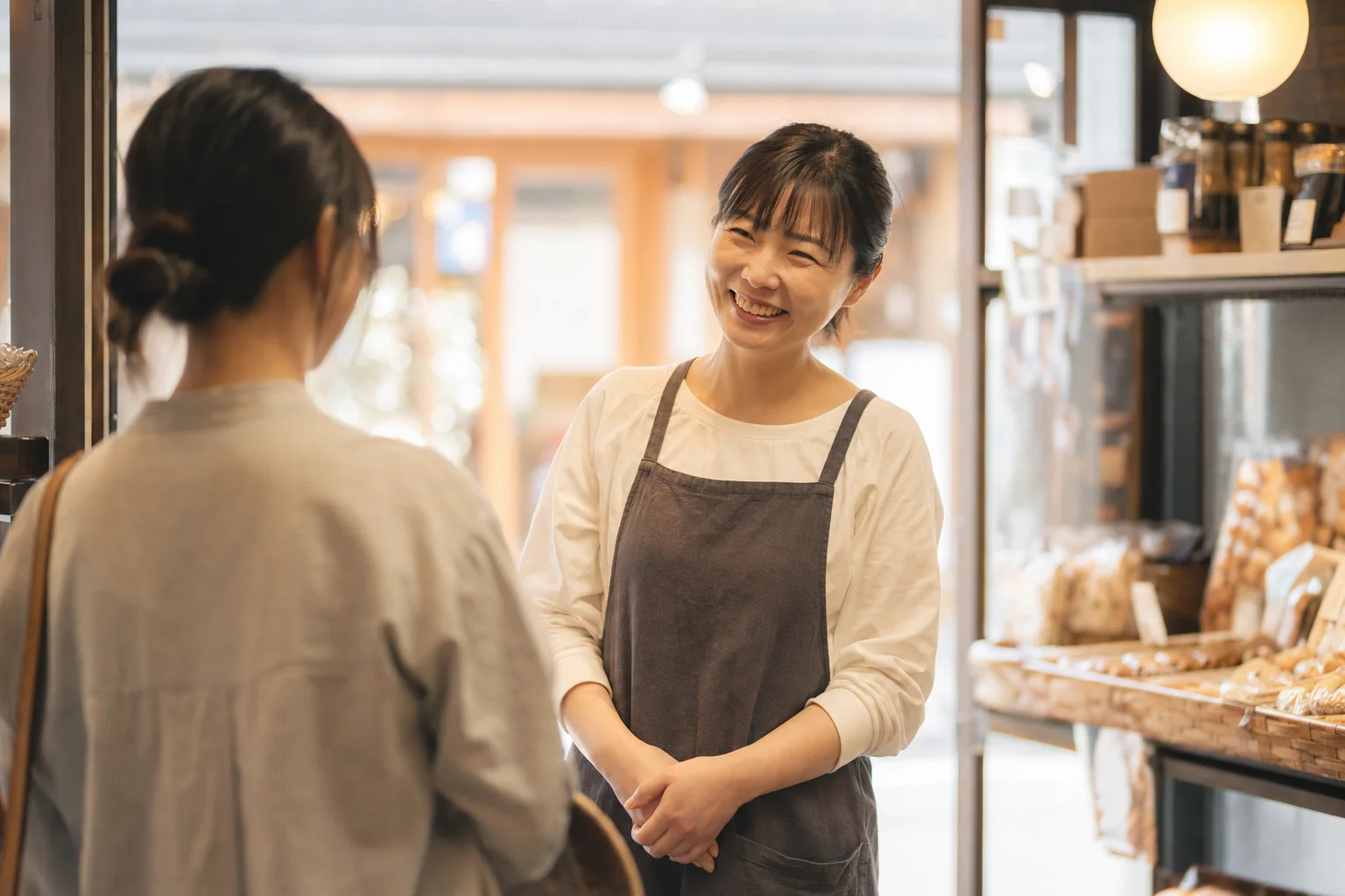 笑顔でお客様を迎える店舗スタッフの温かい接客