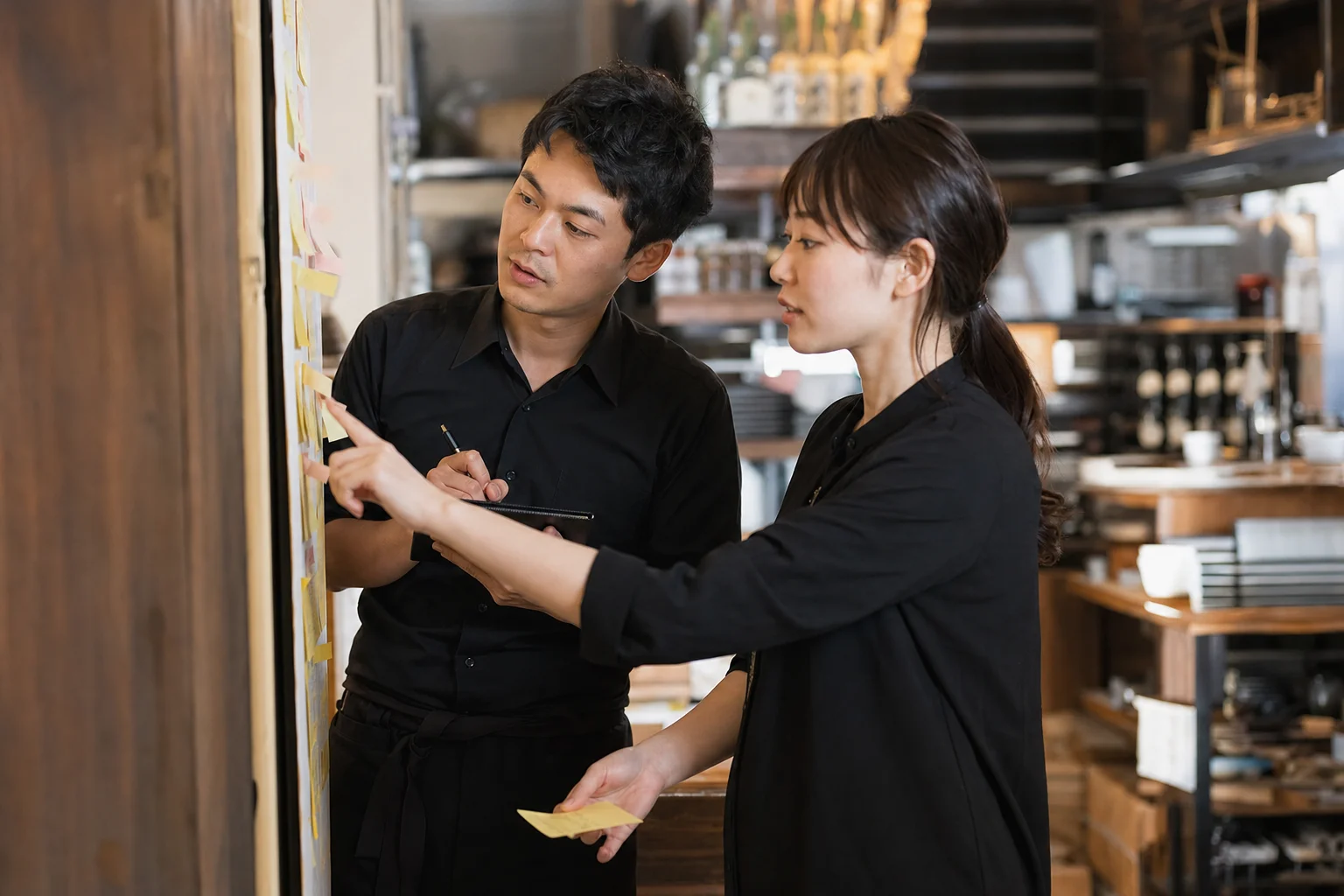 口コミが増えない原因を書き出して整理する店舗スタッフ